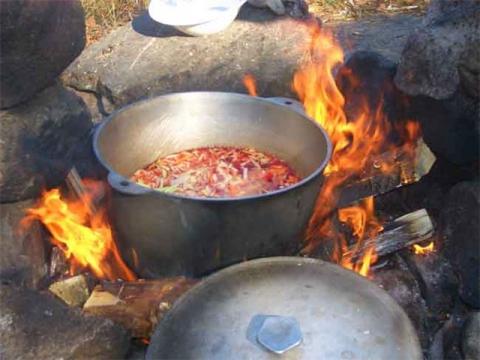 как сварить кашу на костре в казане