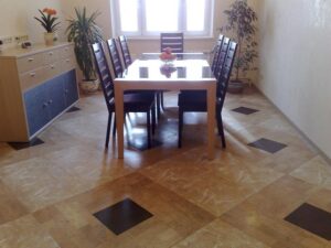 керамическая плитка на полу кухни