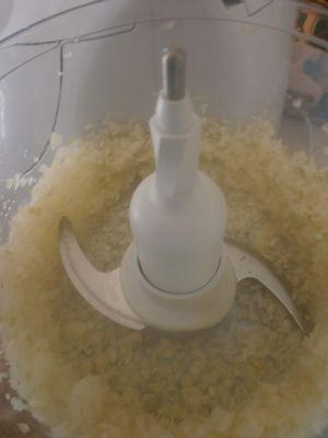 измельченный лук в комбайне