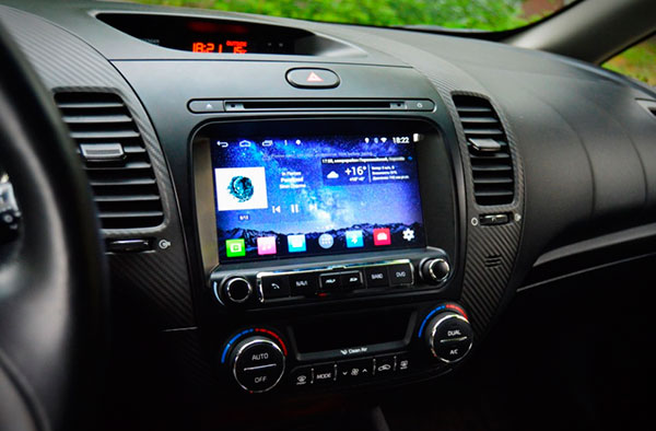 Магнитола в салоне авто