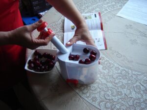 машинка для удаления косточек из вишни