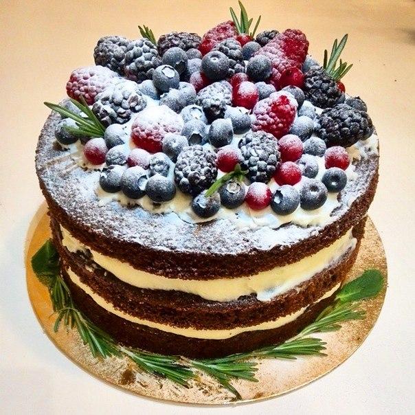 открытый торт с ягодами