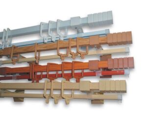 Чаще всего сегодня можно увидеть пластиковые карнизы для штор.