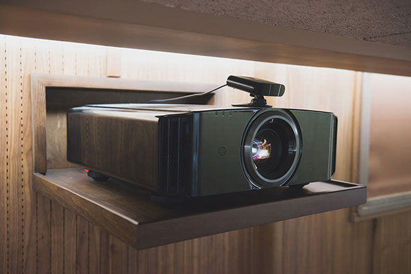 Проектор на полке