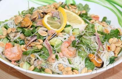 азиатский салат с мидиями