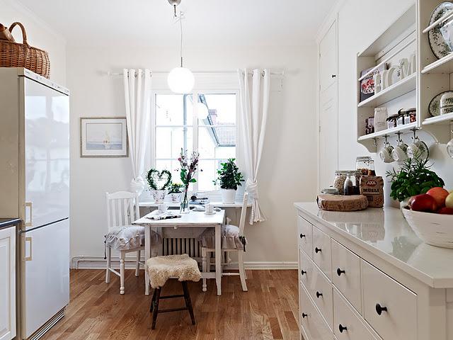 шторы на кухне в скандинавском стиле