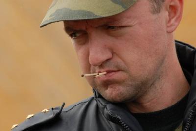 мужчина со спичками в зубах