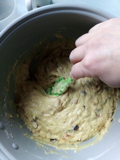 сначала тесто для кулича замешивается лопаткой