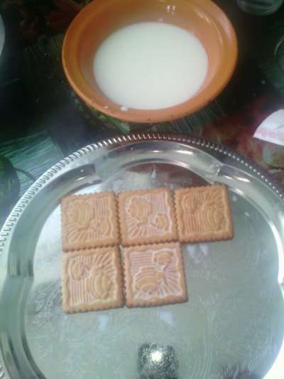 обмакиваем печенье в молоке для торта молоко и печенье для творожного торта
