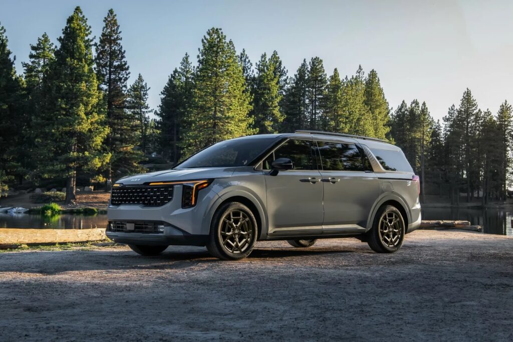 Семейные автомобили с третьим рядом: сравнение моделей 2025