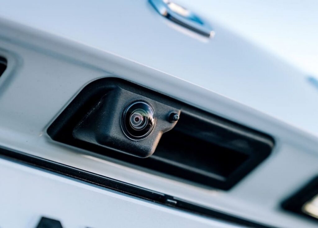 Как установить планшет в авто: варианты креплений и подключения