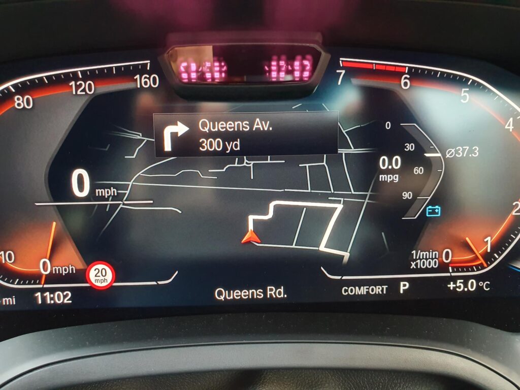 Стеклянные панели вместо традиционных приборов