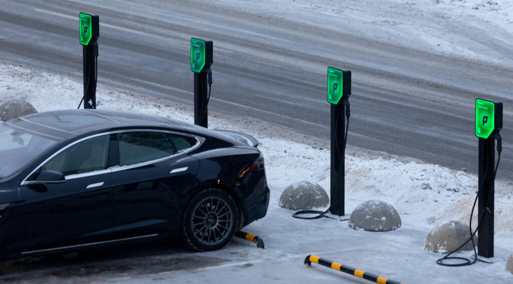Электромобиль зимой: падение запаса хода, прогрев батареи и логика быстрой зарядки в мороз