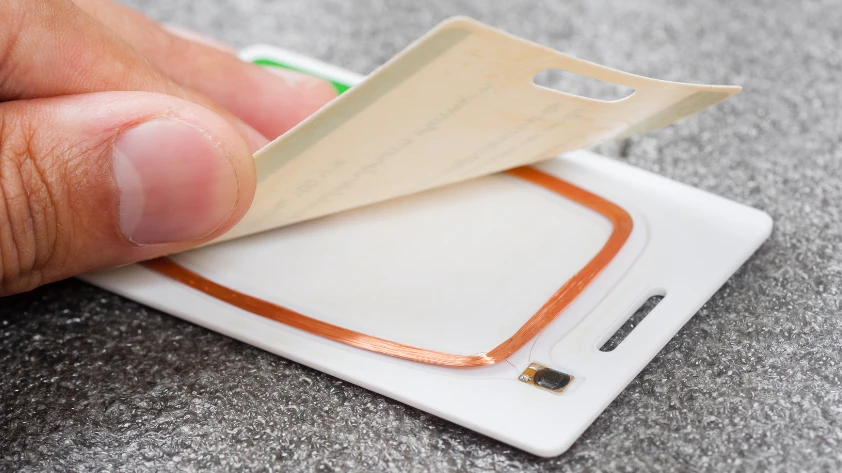 Что такое метка охраны и как работает бесключевой замок