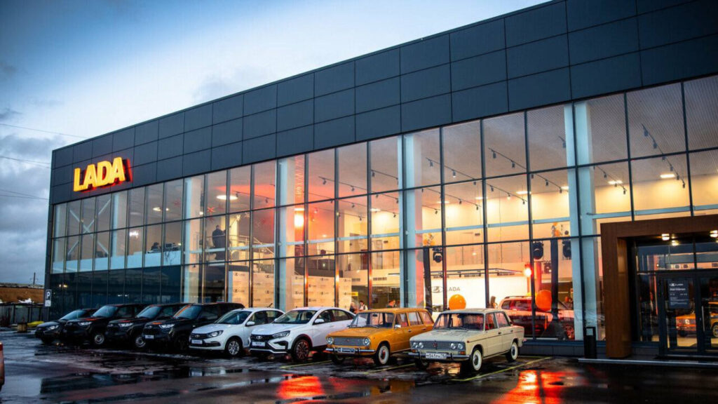 Торгуемся в автосалоне: 10 эффективных приёмов, сценарии, таблица и большой FAQ