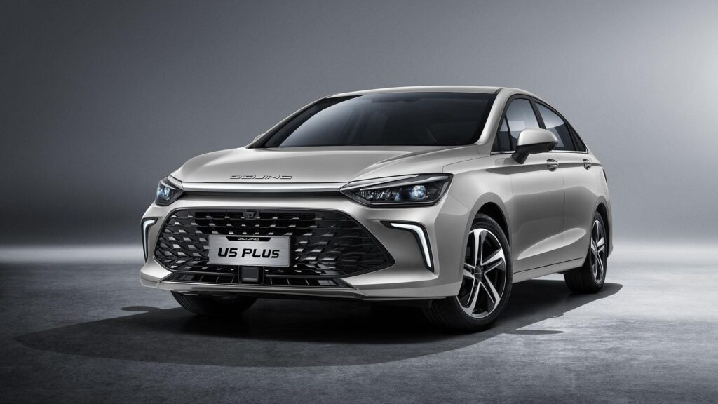 Авто для такси: экономичный рейтинг (2025)