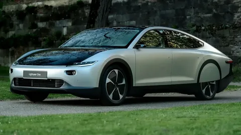 Солнечные панели на крыше электромобиля в 2025: стоит ли игра свеч?