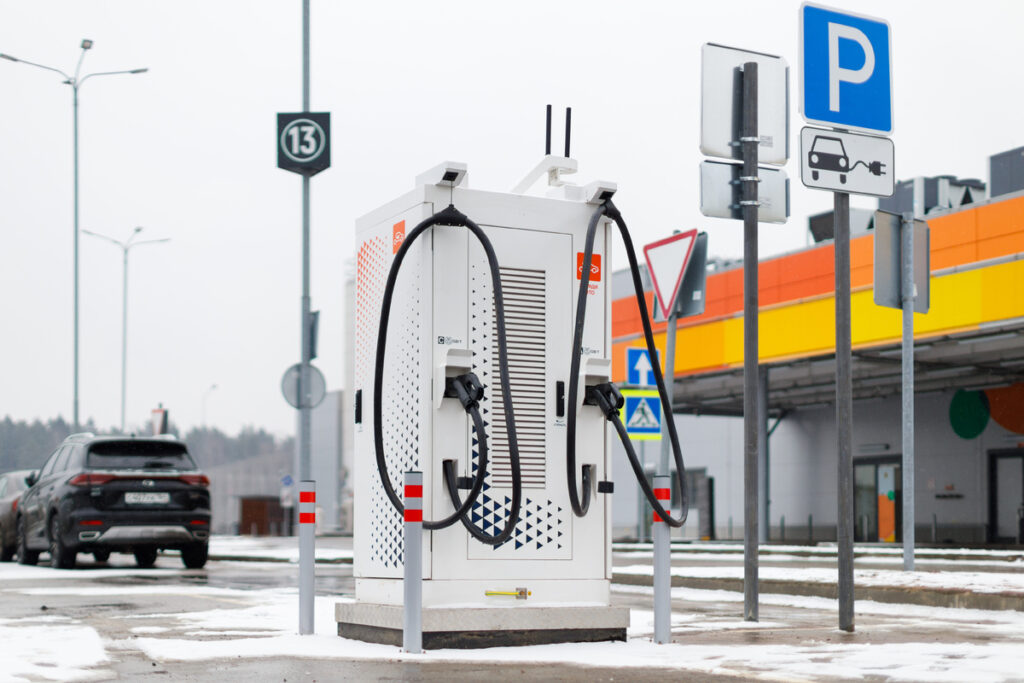 Сети быстрой зарядки: роуминг, тарифы, ночные/пиковые цены, как экономить в поездках