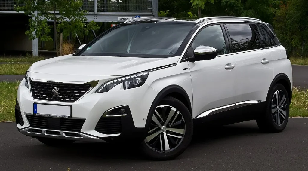 Семейные автомобили с третьим рядом: сравнение моделей 2025