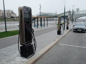 Зарядные устройства для электромобилей: домашние vs уличные