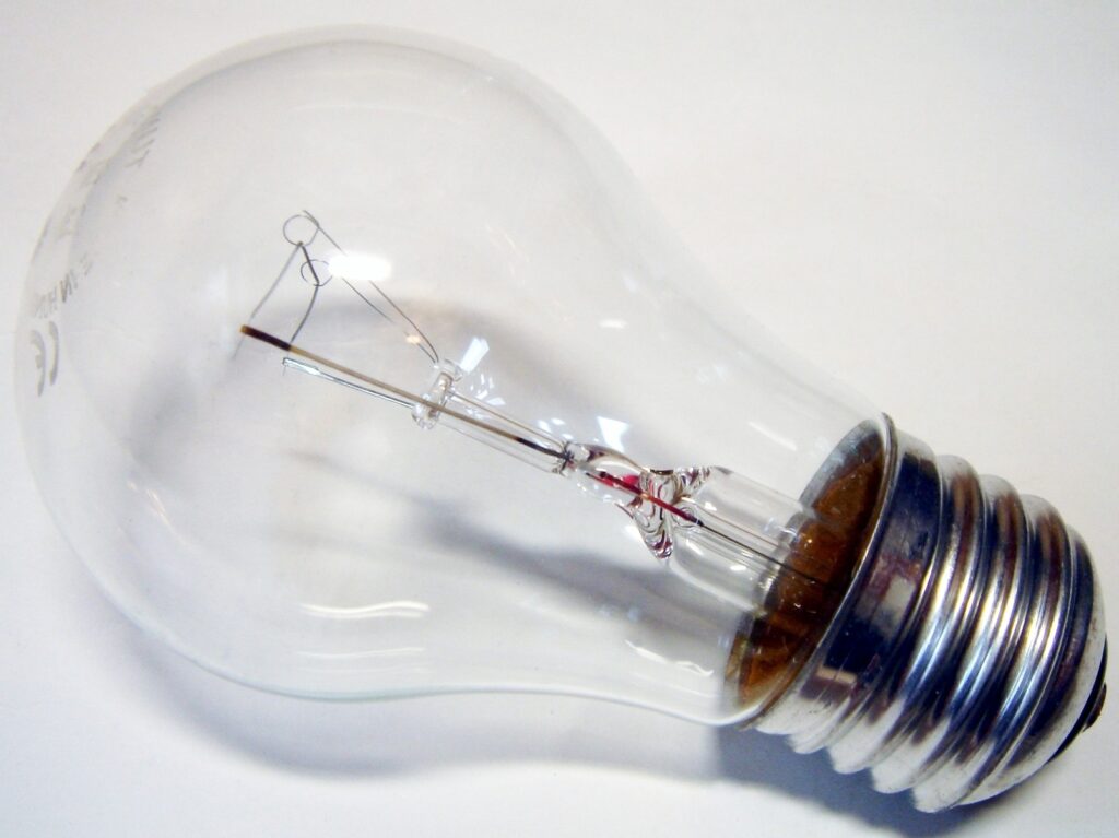 Стоит ли переходить на светодиодные лампы в 2025 году: расчёт экономии