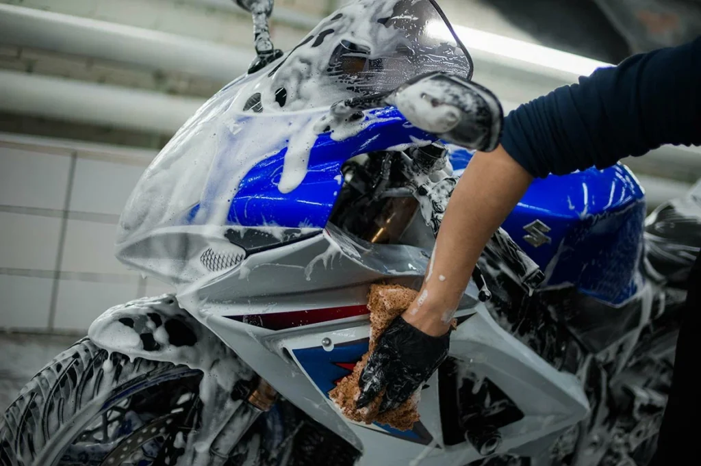 Бесконтактная мойка vs ручная: как не убить ЛКП