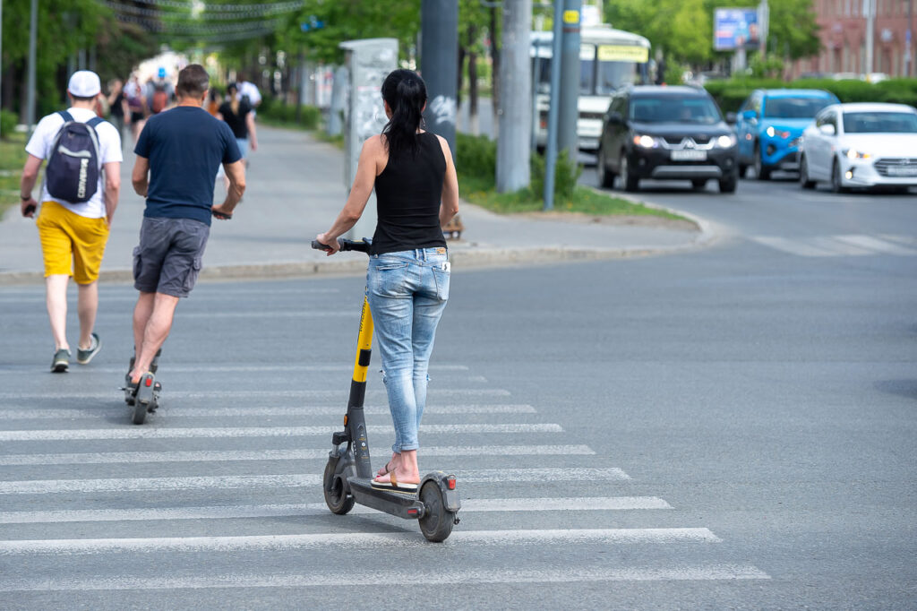 Непропуск пешехода (ст. 12.18 КоАП РФ): полный гид — алгоритм фиксации, спорные кейсы, защита в суде, FAQ и сравнительная таблица
