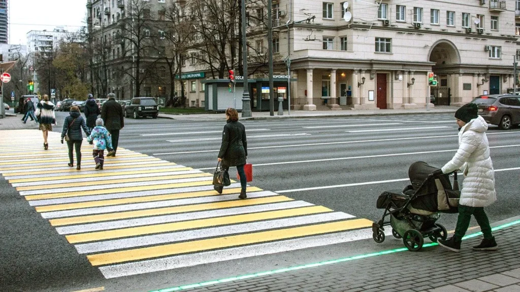 Непропуск пешехода (ст. 12.18 КоАП РФ): полный гид — алгоритм фиксации, спорные кейсы, защита в суде, FAQ и сравнительная таблица