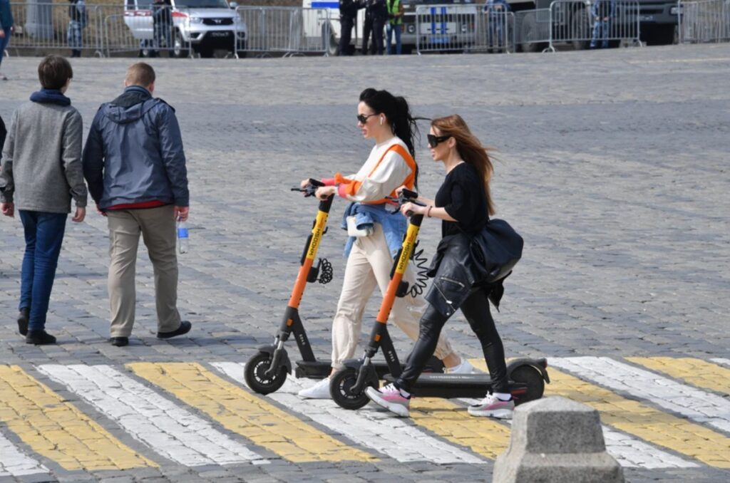 Непропуск пешехода (ст. 12.18 КоАП РФ): полный гид — алгоритм фиксации, спорные кейсы, защита в суде, FAQ и сравнительная таблица