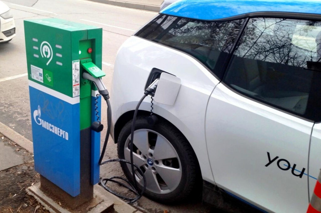 Страхование электромобилей и гибридов: особенности тарифов, дорогостоящие узлы и спорные случаи выплат